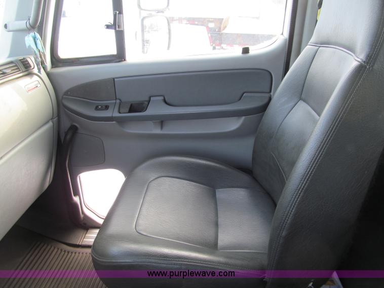image for item F5883 2005 Freightliner Columbia CL120ST semi truck