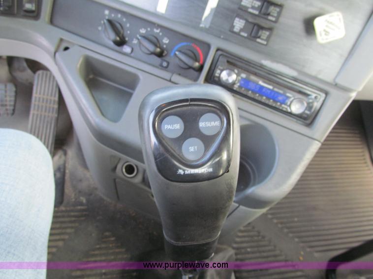 image for item F5883 2005 Freightliner Columbia CL120ST semi truck