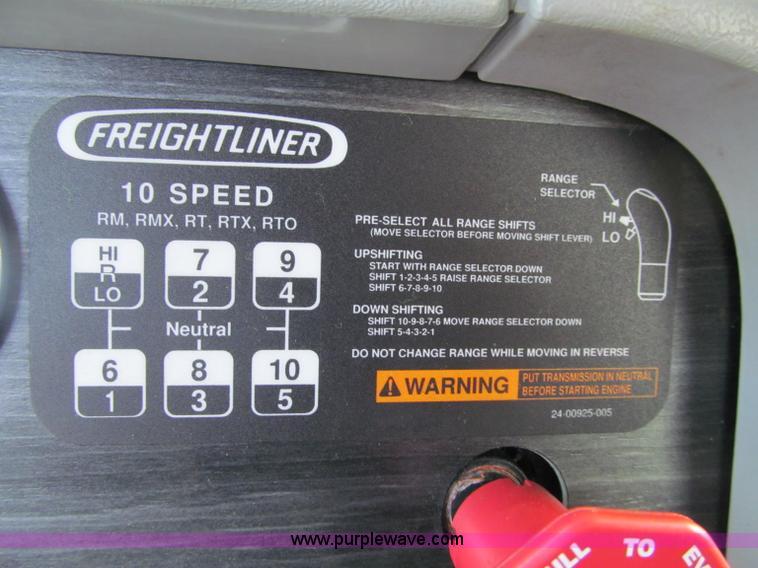 image for item F5883 2005 Freightliner Columbia CL120ST semi truck