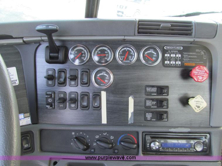 image for item F5883 2005 Freightliner Columbia CL120ST semi truck