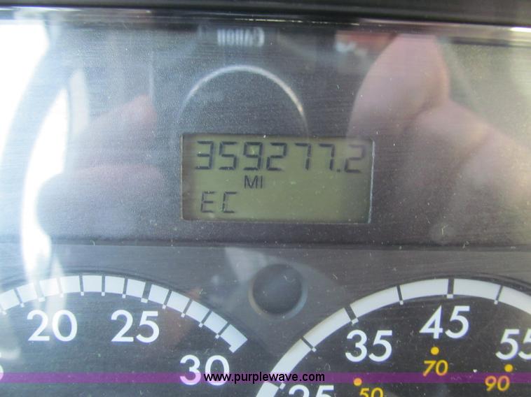 image for item F5883 2005 Freightliner Columbia CL120ST semi truck