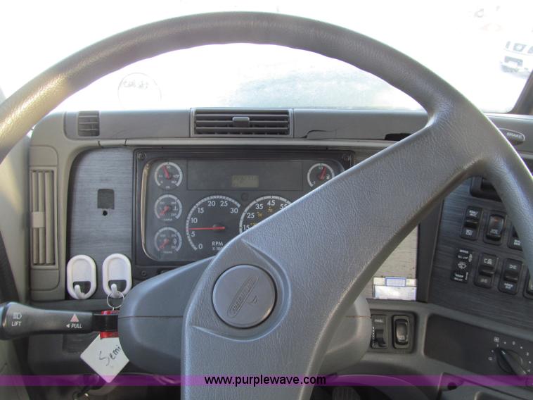 image for item F5883 2005 Freightliner Columbia CL120ST semi truck