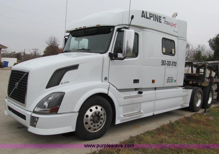 image for item D7022 2007 Volvo VNL TA semi truck