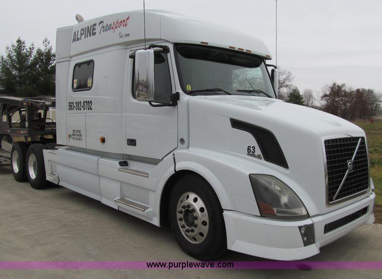 image for item D7022 2007 Volvo VNL TA semi truck