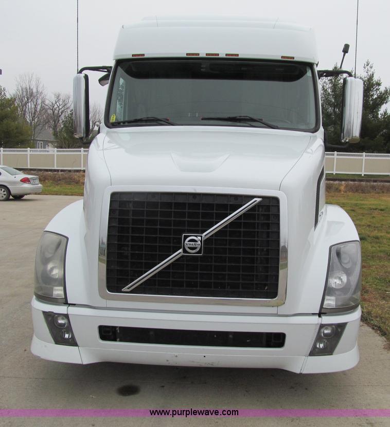 image for item D7022 2007 Volvo VNL TA semi truck