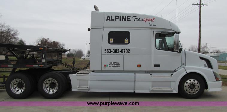 image for item D7022 2007 Volvo VNL TA semi truck