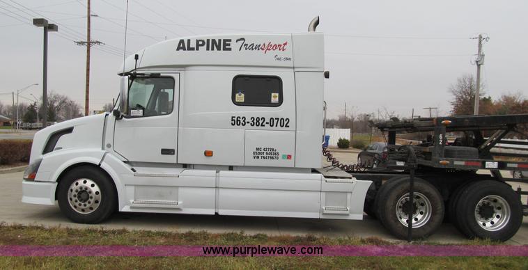 image for item D7022 2007 Volvo VNL TA semi truck