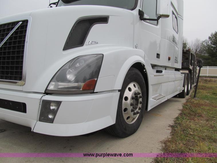 image for item D7022 2007 Volvo VNL TA semi truck
