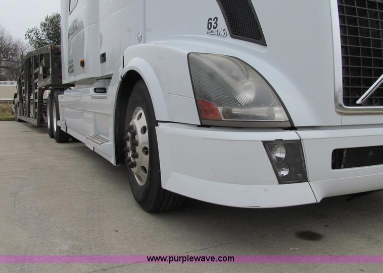 image for item D7022 2007 Volvo VNL TA semi truck