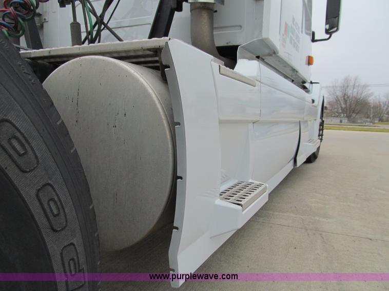 image for item D7022 2007 Volvo VNL TA semi truck