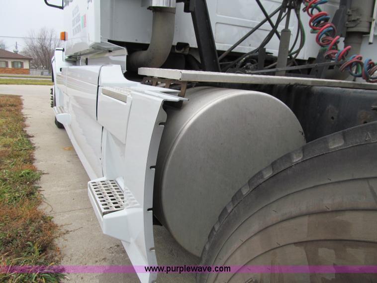 image for item D7022 2007 Volvo VNL TA semi truck