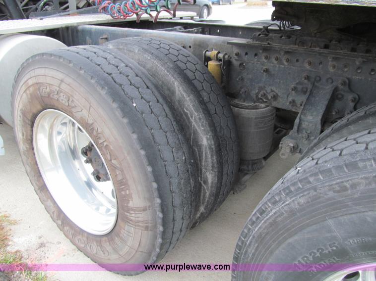 image for item D7022 2007 Volvo VNL TA semi truck