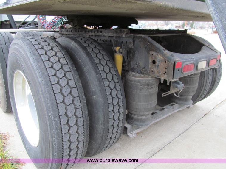 image for item D7022 2007 Volvo VNL TA semi truck