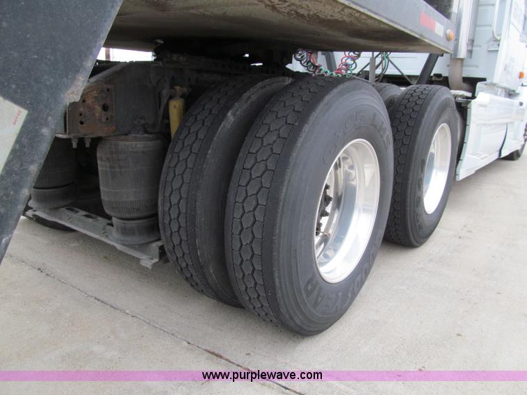 image for item D7022 2007 Volvo VNL TA semi truck