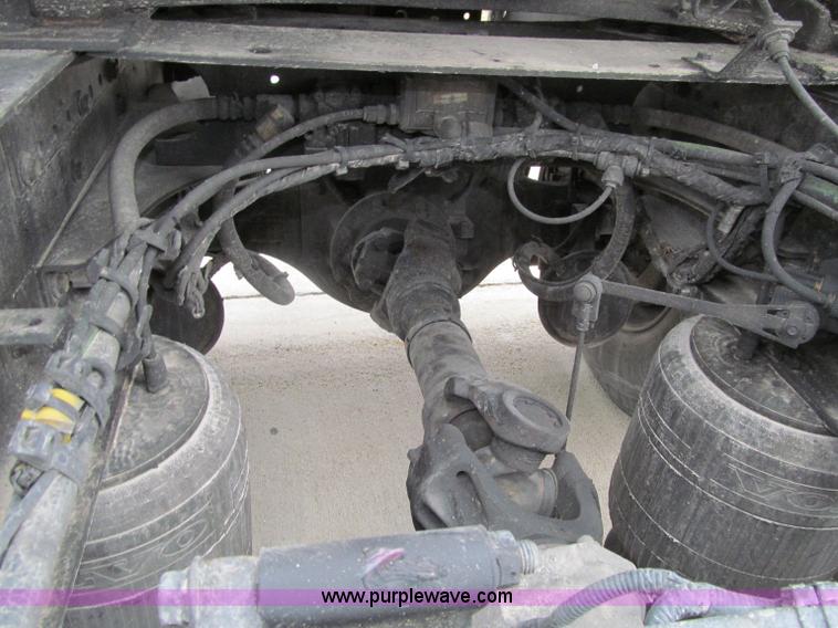 image for item D7022 2007 Volvo VNL TA semi truck