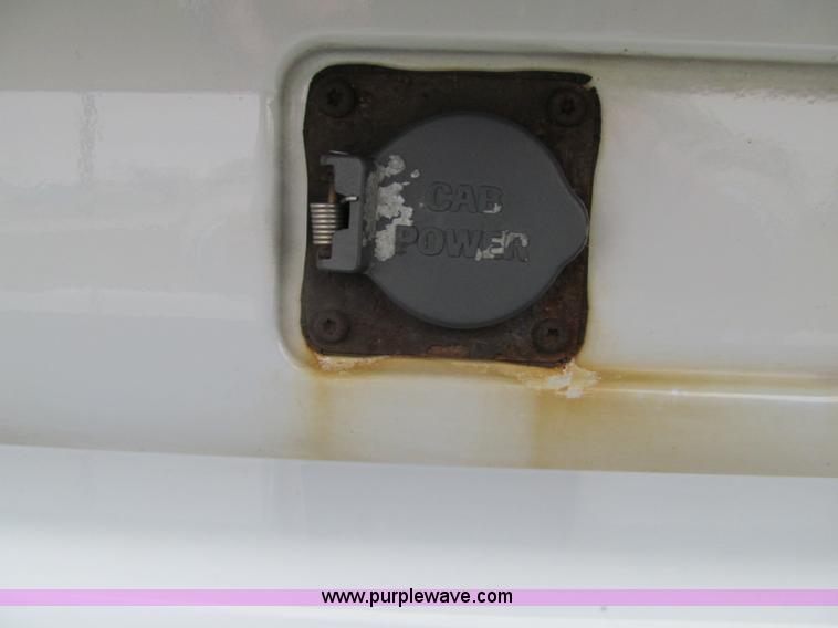 image for item D7022 2007 Volvo VNL TA semi truck