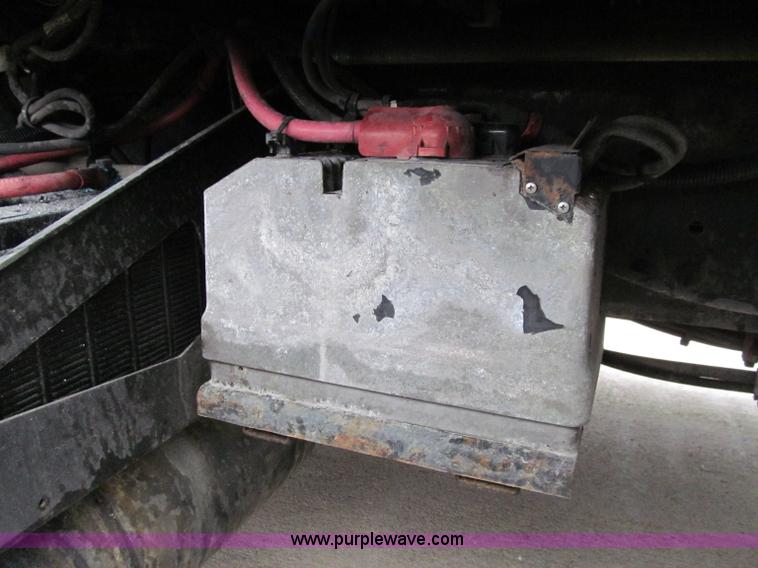 image for item D7022 2007 Volvo VNL TA semi truck