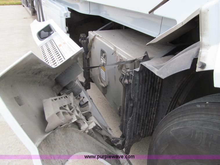 image for item D7022 2007 Volvo VNL TA semi truck