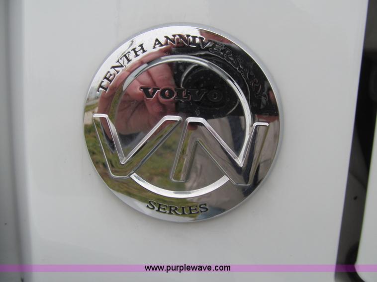 image for item D7022 2007 Volvo VNL TA semi truck