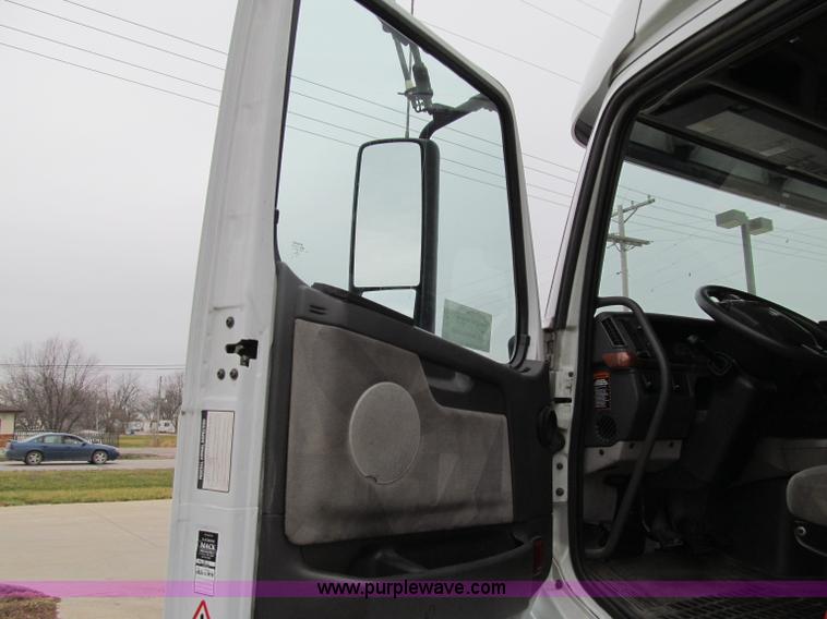 image for item D7022 2007 Volvo VNL TA semi truck