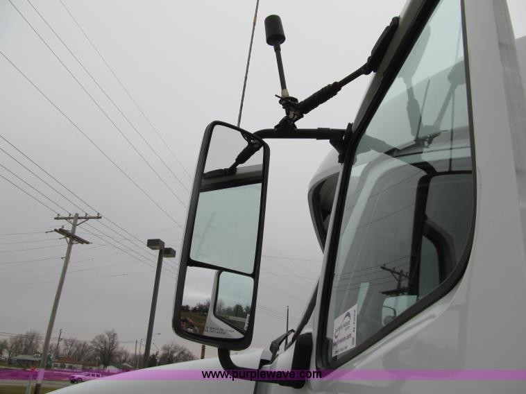 image for item D7022 2007 Volvo VNL TA semi truck