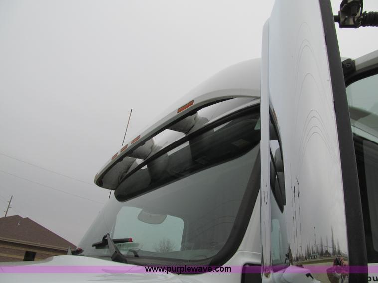 image for item D7022 2007 Volvo VNL TA semi truck