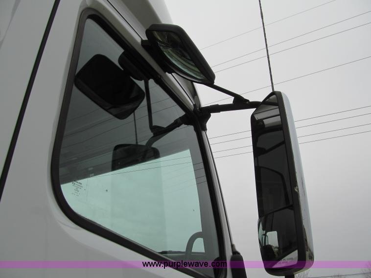 image for item D7022 2007 Volvo VNL TA semi truck