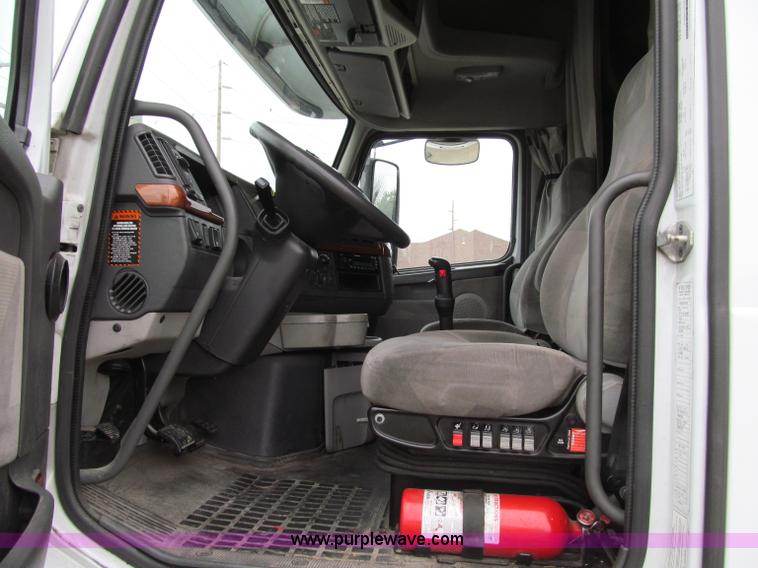 image for item D7022 2007 Volvo VNL TA semi truck