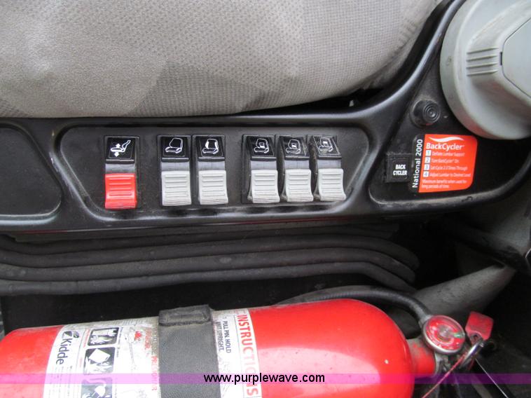 image for item D7022 2007 Volvo VNL TA semi truck