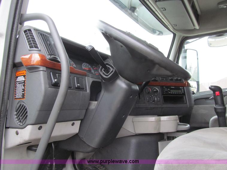 image for item D7022 2007 Volvo VNL TA semi truck