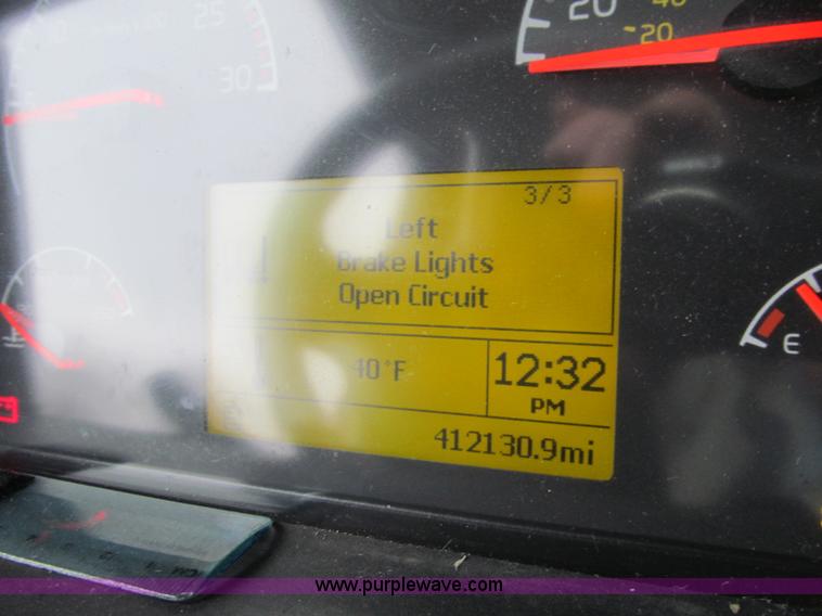 image for item D7022 2007 Volvo VNL TA semi truck