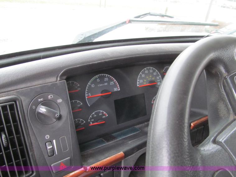 image for item D7022 2007 Volvo VNL TA semi truck