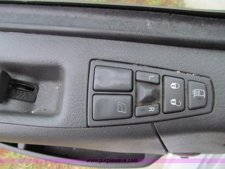 image for item D7022 2007 Volvo VNL TA semi truck