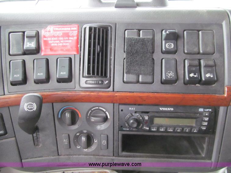 image for item D7022 2007 Volvo VNL TA semi truck