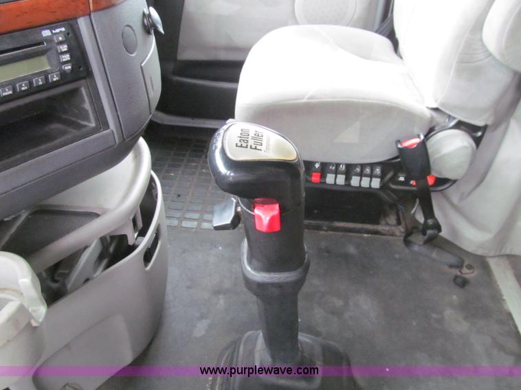 image for item D7022 2007 Volvo VNL TA semi truck