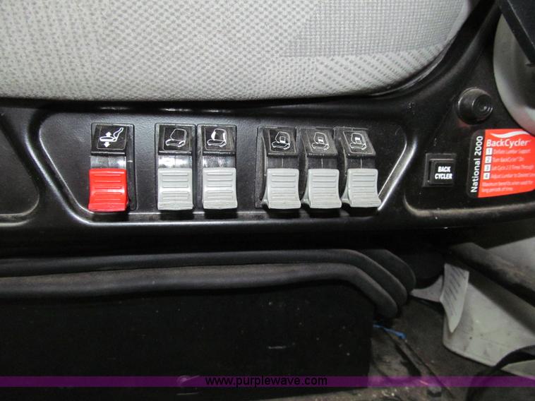 image for item D7022 2007 Volvo VNL TA semi truck