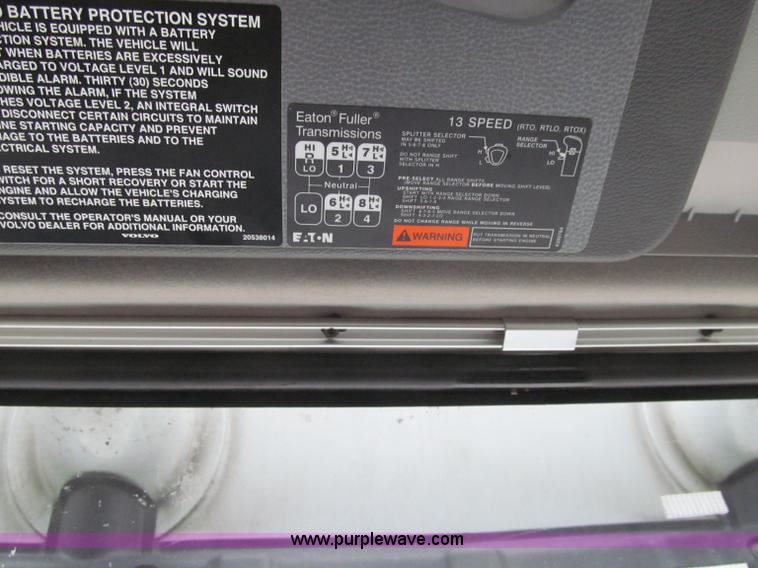 image for item D7022 2007 Volvo VNL TA semi truck