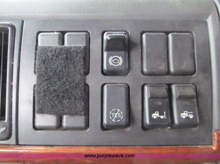 image for item D7022 2007 Volvo VNL TA semi truck