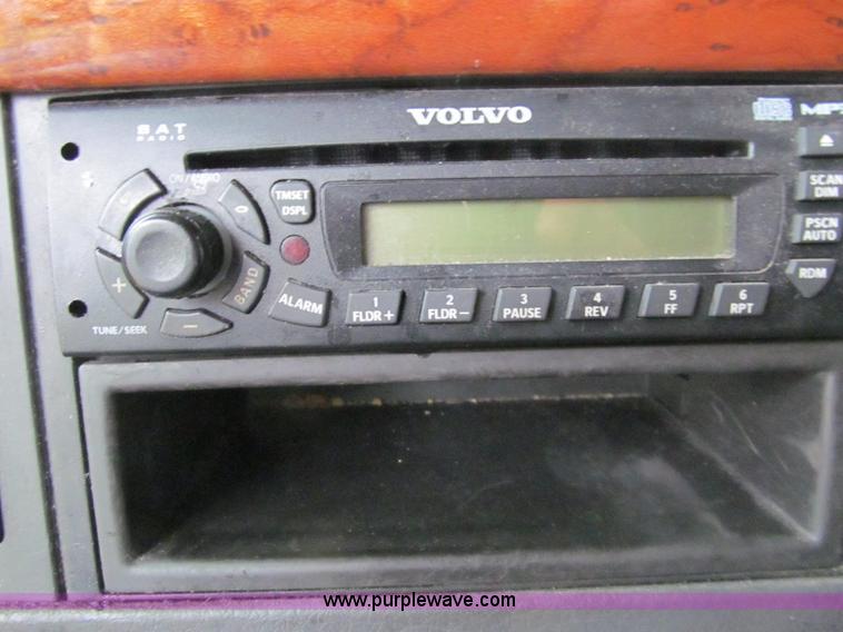 image for item D7022 2007 Volvo VNL TA semi truck