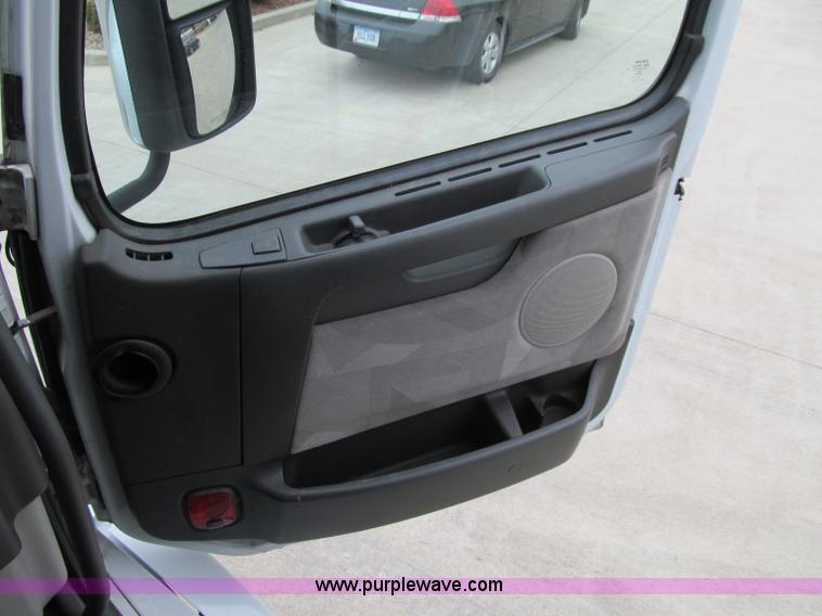 image for item D7022 2007 Volvo VNL TA semi truck