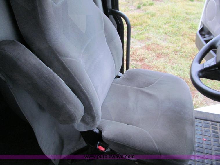 image for item D7022 2007 Volvo VNL TA semi truck