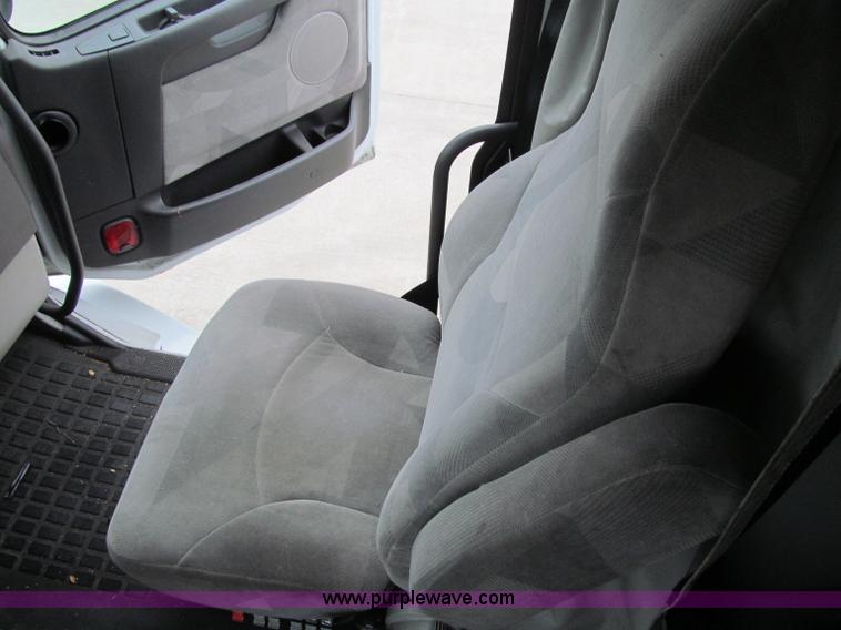 image for item D7022 2007 Volvo VNL TA semi truck