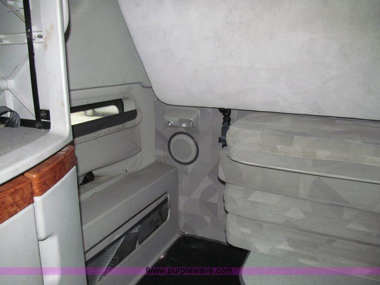 image for item D7022 2007 Volvo VNL TA semi truck