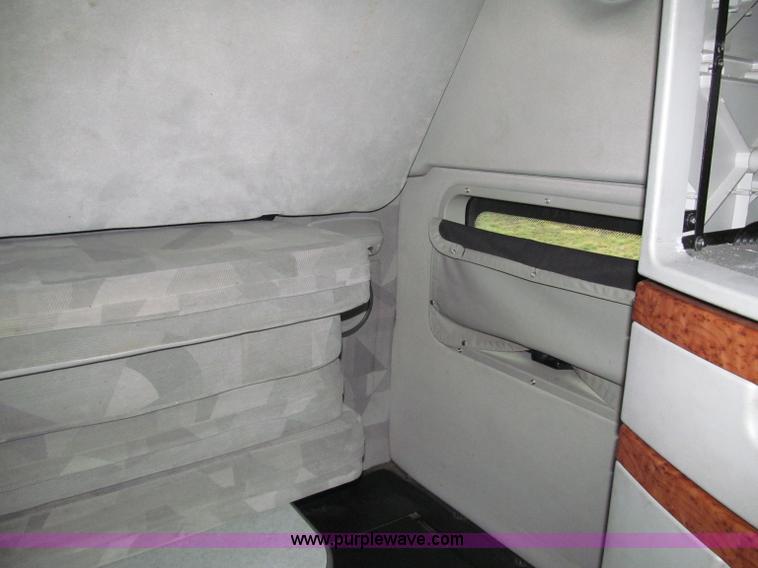 image for item D7022 2007 Volvo VNL TA semi truck