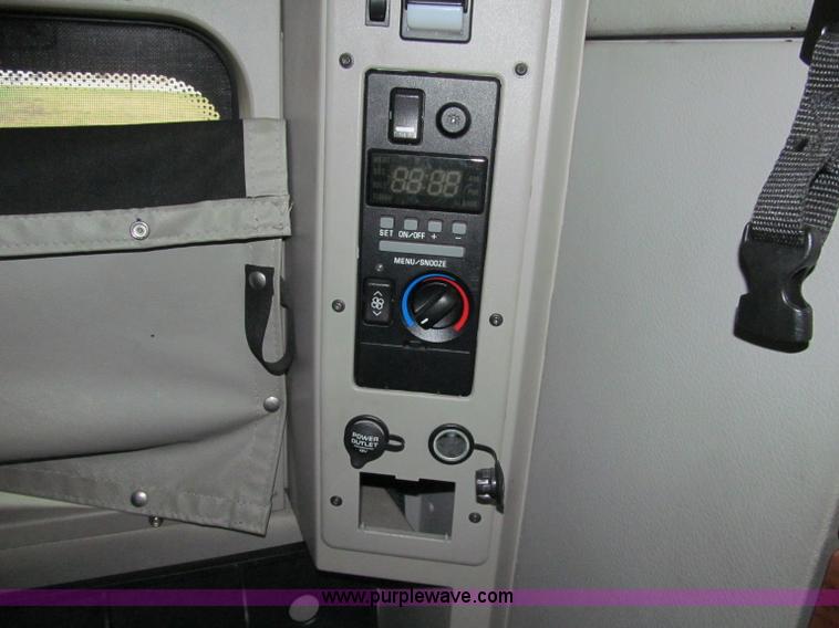 image for item D7022 2007 Volvo VNL TA semi truck