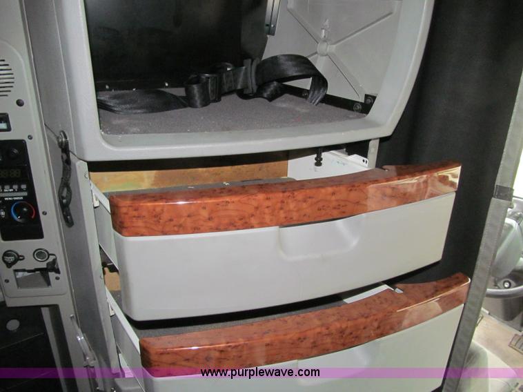 image for item D7022 2007 Volvo VNL TA semi truck