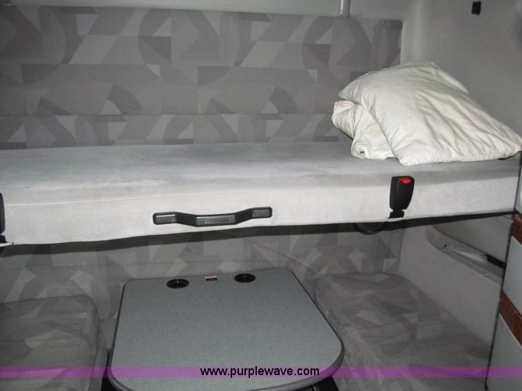 image for item D7022 2007 Volvo VNL TA semi truck