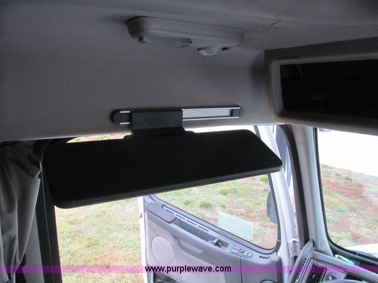 image for item D7022 2007 Volvo VNL TA semi truck