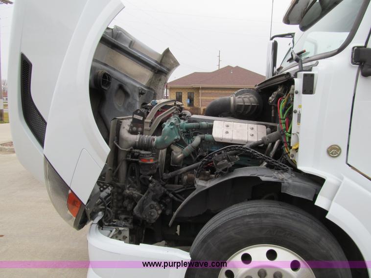 image for item D7022 2007 Volvo VNL TA semi truck