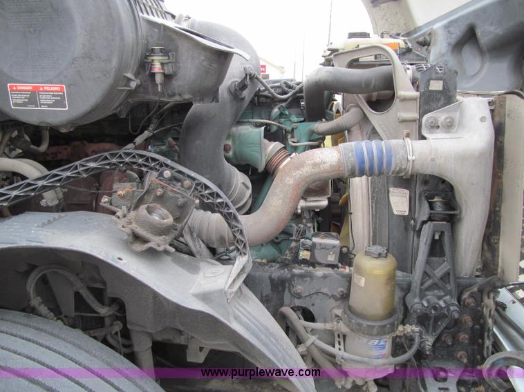 image for item D7022 2007 Volvo VNL TA semi truck